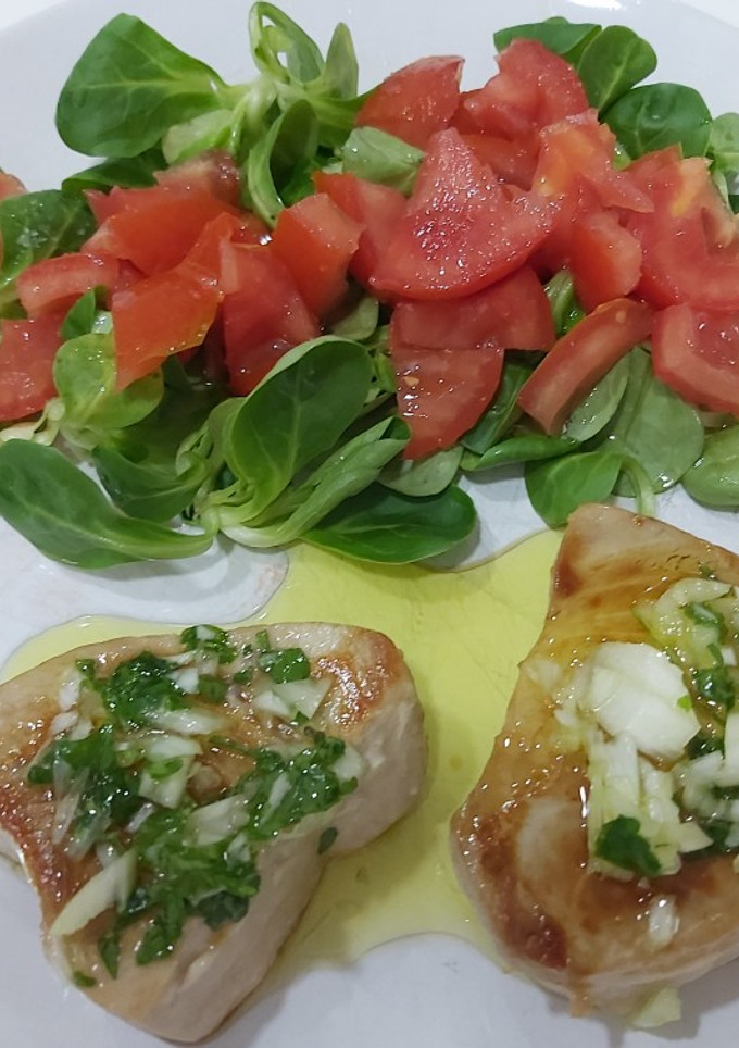 Una foto de Atún fresco con vinagreta de cebolla y perejil