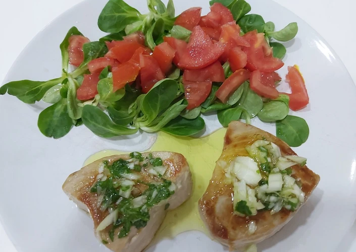 Pasos sencillos para Hacer  Atún fresco con vinagreta de cebolla y perejil