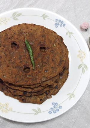 मिक्स पिठांचे पौष्टिक थालीपीठ (mix pithache thalipeeth recipe in marathi) रेसिपी चे मुख्य फोटो 