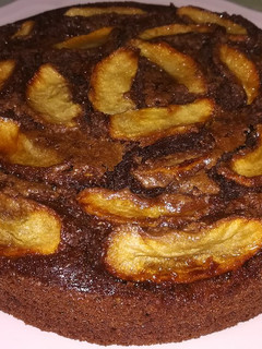 Una foto de Tarta jugosa de cacao puro con plátanos, manzana y nueces