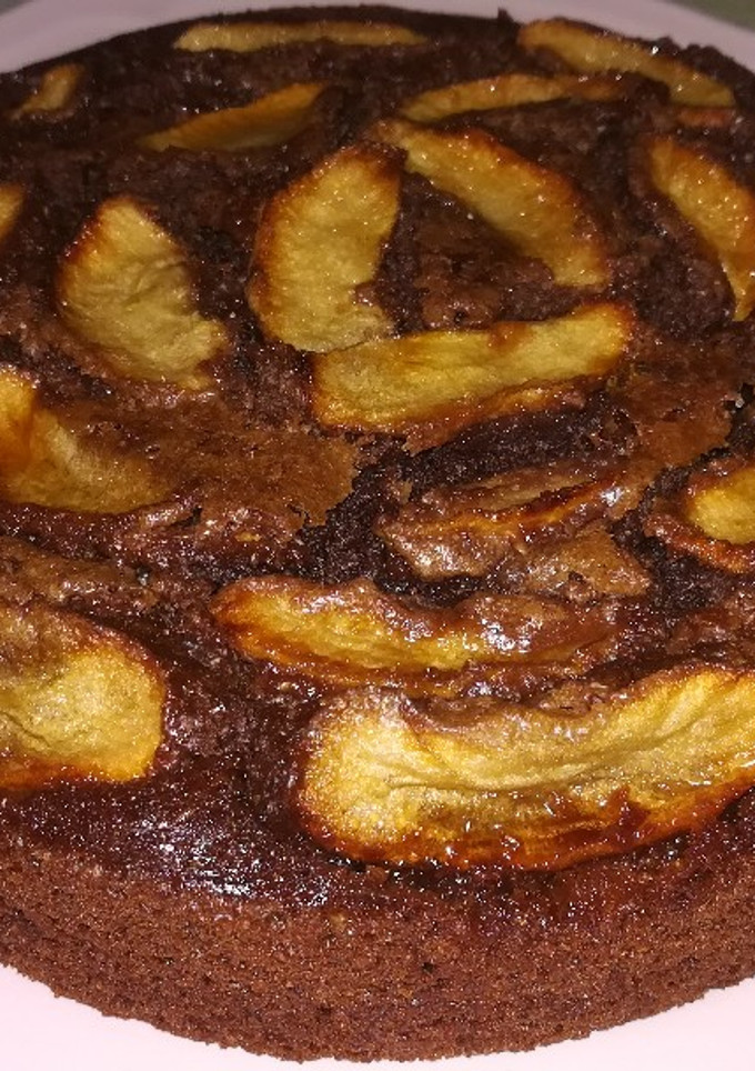Una foto de Tarta jugosa de cacao puro con plátanos, manzana y nueces