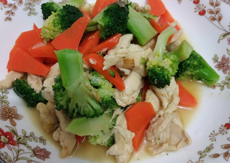 Oseng brokoli dan wortel + suwir ayam