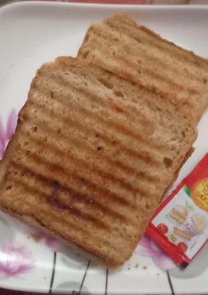 A picture of Grilled brown bread toast.