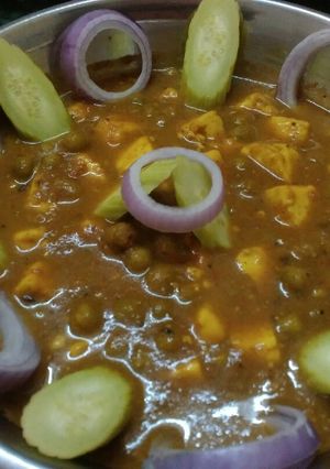 A picture of Matar paneer.