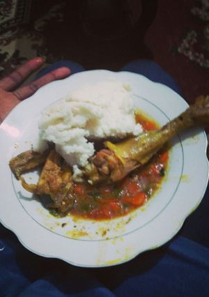 A picture of Chicken stew and ugali.