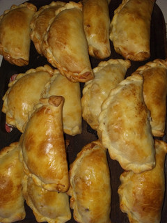 Una foto de Empanadas criolla de carne picada jugosa y riquísima 😋 🥟