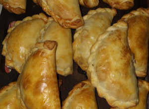 Una foto de Empanadas criolla de carne picada jugosa y riquísima 😋 🥟