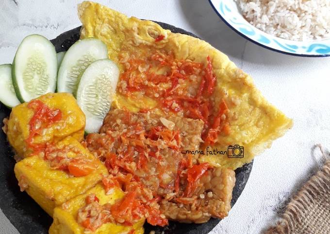 Resep Penyetan Tahu Tempe Telur Oleh Mama Fathan Cookpad