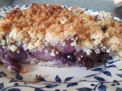 Una foto de postres con peras