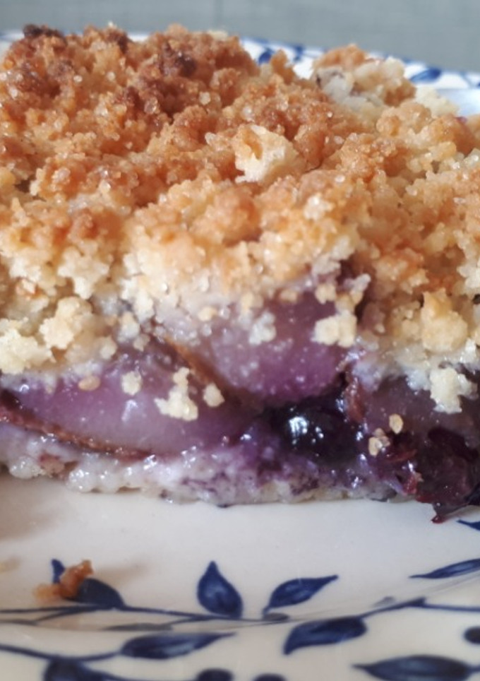 Una foto de Crumble de peras y arándanos