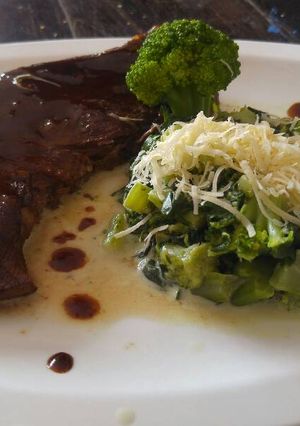 Una foto de Ojo de bife al vino con verduras a la crema