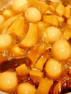 Hình của món Trứng Cút Kho Nấm Đùi Gà.