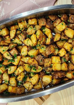 Una foto de 🥔🧄 Papas horneadas al ajillo 🧄🥔
