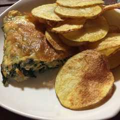 Una foto de Budín de espinaca con pollo y chips de papas