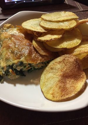 Una foto de Budín de espinaca con pollo y chips de papas