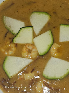 Una foto de Bisque de langostinos con fideos fritos y gambas blancas