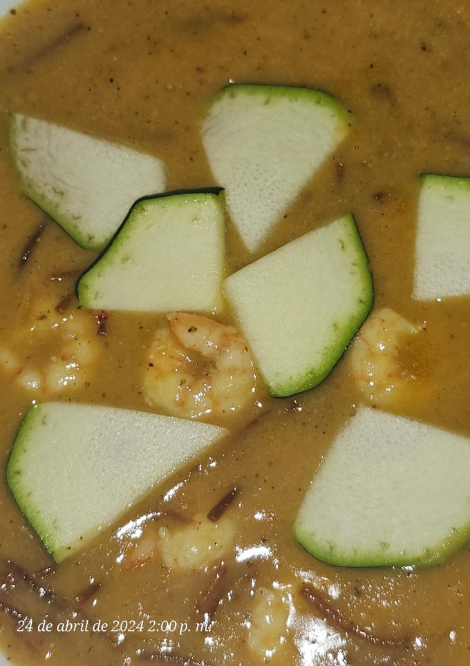 Una foto de Bisque de langostinos con fideos fritos y gambas blancas