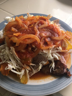 Una foto de Chuleta de cerdo con tajadas