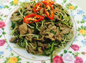 Hình của món Rau mầm đậu xanh xào phi lê bò.