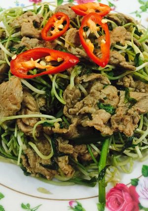 Hình của món Rau mầm đậu xanh xào phi lê bò.