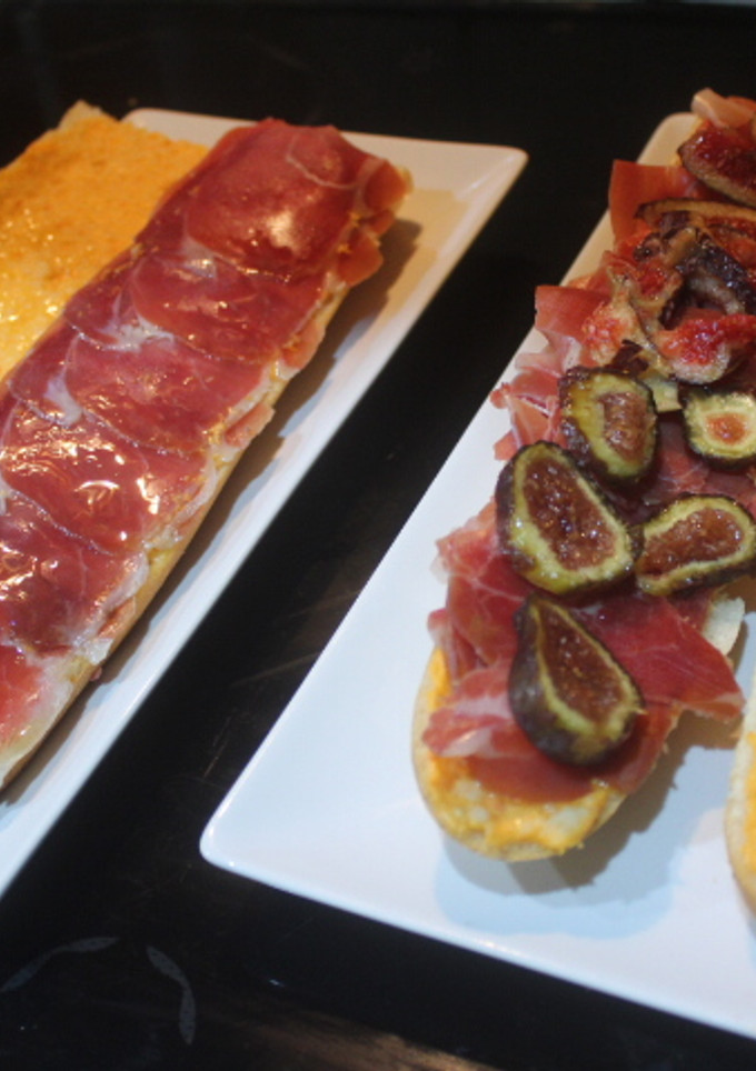 Una foto de Bocadillo de jamón con higos