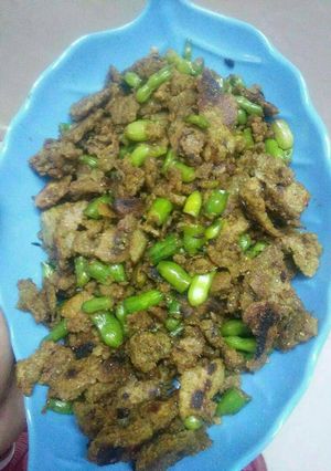 A picture of Bajra Roti with Mongri.