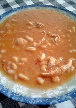 Una foto de Habichuelas con pollo