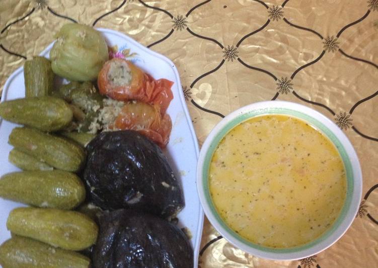 محشي كوسا مع بندوره فلفل حلو وباذنجان على لبن جميد بشهي 😋