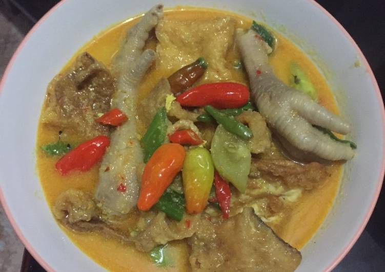 Sayur krecek,tahu goreng,telor ceplok,ples ceker ayam