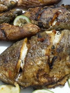 صورة لوصفة سمك دوراد مقلي في المقلاة