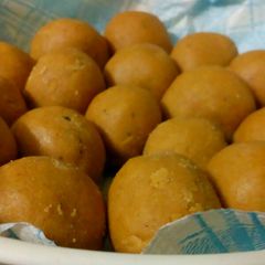 A picture of Besan ladoo (indian dessert).