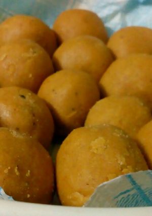 A picture of Besan ladoo (indian dessert).