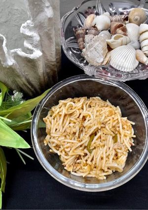 A picture of Green chicken noodles.