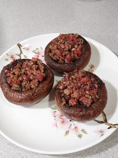 Una foto de Champiñones rellenos de jamón serrano