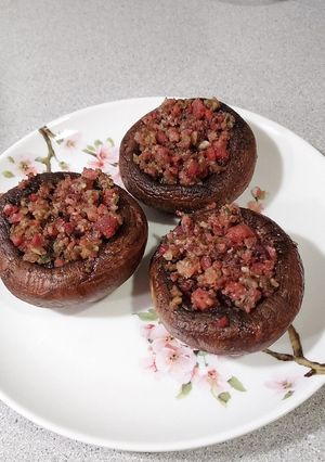 Una foto de Champiñones rellenos de jamón serrano