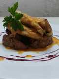 Napoléon de pollo con papas rústicas y emulsión de morrón
