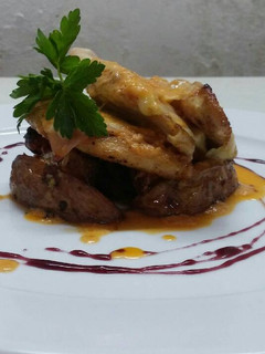 Una foto de Napoléon de pollo con papas rústicas y emulsión de morrón