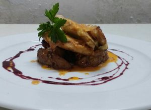 Foto principal de Napoléon de pollo con papas rústicas y emulsión de morrón
