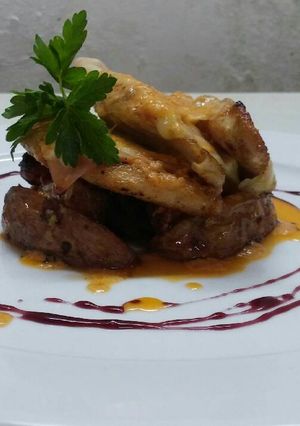Una foto de Napoléon de pollo con papas rústicas y emulsión de morrón
