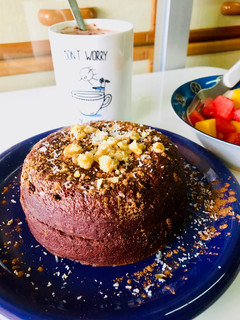 Una foto de Fitcocho al microondas de fresas, chocolate y Canela
