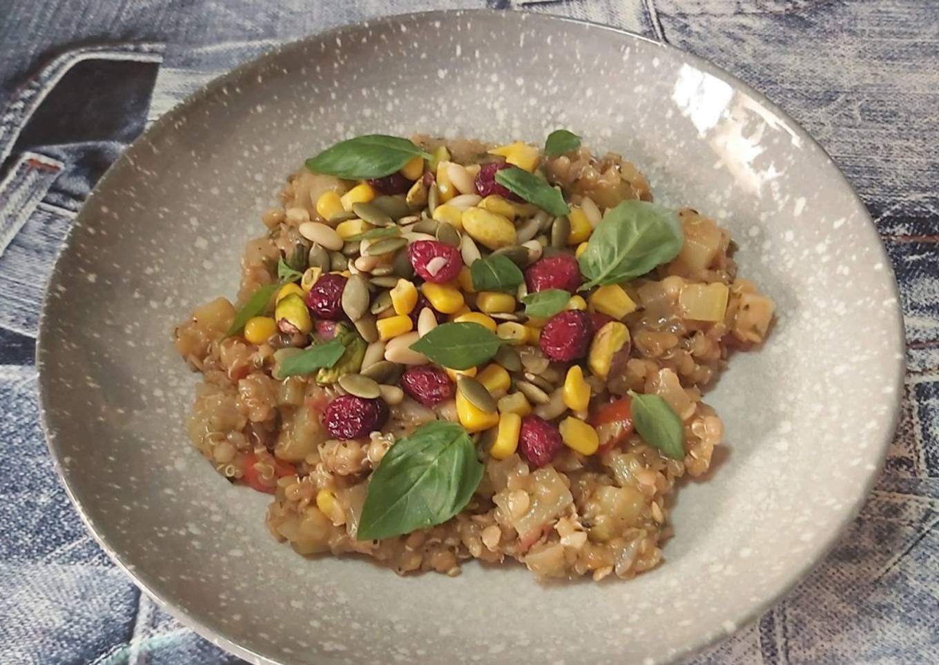 Ensalada de lentejas y quinoa vegana