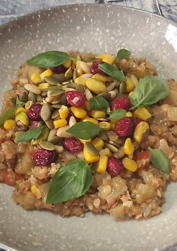 Una foto de Ensalada de lentejas y quinoa vegana