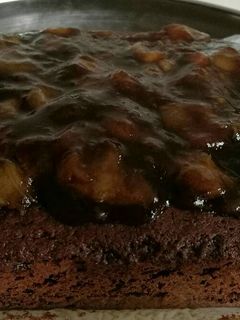 Una foto de Bizcocho de chocolate con chutney de peras