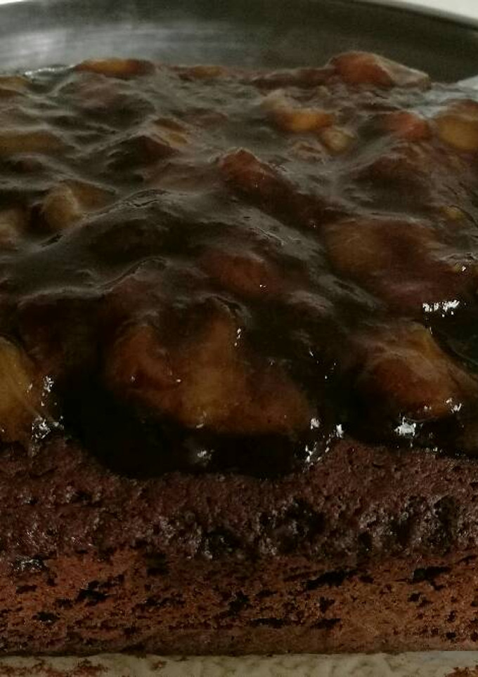 Una foto de Bizcocho de chocolate con chutney de peras