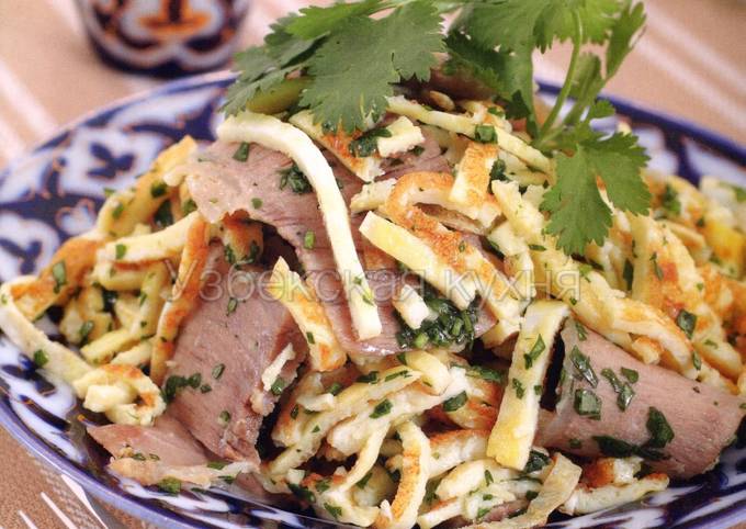 Салат мясной с омлетом. Салат мясной с грибами и омлетом. Салат с омлетными блинчиками и курицей. Салат с омлетом и ветчиной. Салат министерский с яичными блинчиками.