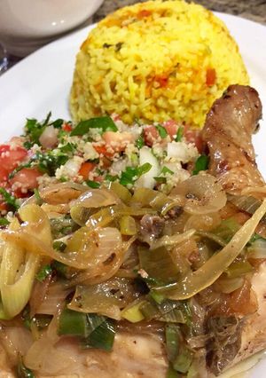Una foto de Pollo encebollado al limón