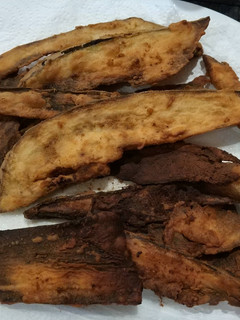 Una foto de Berenjena frita y acompañada de miel