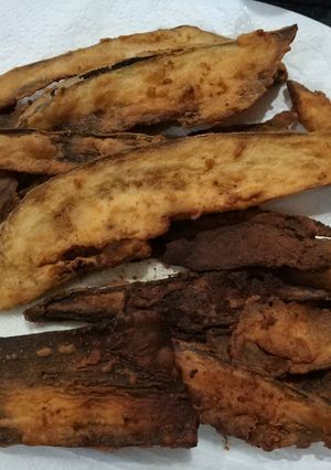 Una foto de Berenjena frita y acompañada de miel