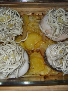 Una foto de Pescadilla con gulas y patatas panadera