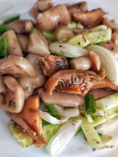 Фото Салат з маринованими грибочками.